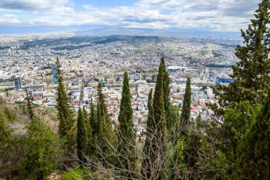 Gürcistan 'ın başkenti Tiflis şehri, Mtatsminda Park' tan havadan panoramik manzara