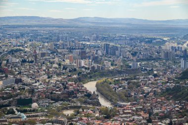 Gürcistan 'ın başkenti Tiflis şehri, Mtatsminda Park' tan havadan panoramik manzara