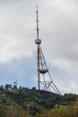 Gürcistan 'ın başkenti Tiflis' teki Mtatsminda Parkı 'ndaki Tiflis TV yayın kulesine 3 Nisan 2025' te teleferikler.