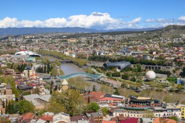 Gürcistan 'ın başkenti Tiflis' in şehir manzaralı panoramik manzarası
