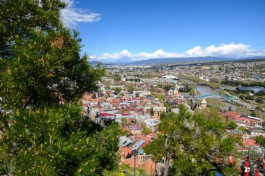 Gürcistan 'ın başkenti Tiflis' in şehir manzaralı panoramik manzarası