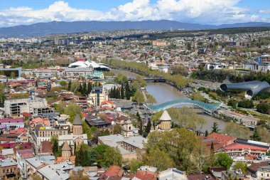 Gürcistan 'ın başkenti Tiflis' in şehir manzaralı panoramik manzarası