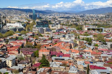Gürcistan 'ın başkenti Tiflis' in şehir manzaralı panoramik manzarası