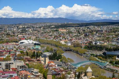 Gürcistan 'ın başkenti Tiflis' in şehir manzaralı panoramik manzarası