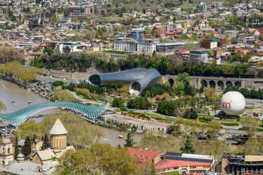 Gürcistan 'ın başkenti Tiflis' in şehir manzaralı panoramik manzarası