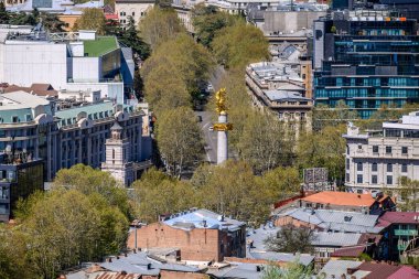 Gürcistan 'ın başkenti Tiflis' in şehir manzaralı panoramik manzarası