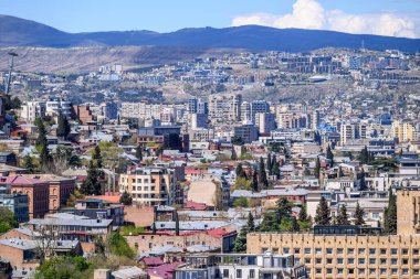 Gürcistan 'ın başkenti Tiflis' in şehir manzaralı panoramik manzarası