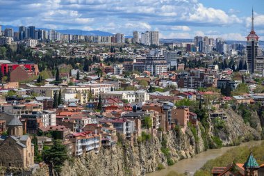 Gürcistan 'ın başkenti Tiflis' in şehir manzaralı panoramik manzarası