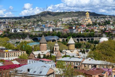 Gürcistan 'ın başkenti Tiflis' in şehir manzaralı panoramik manzarası
