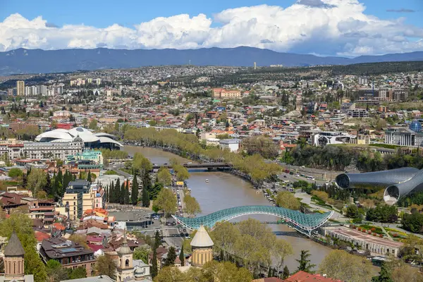Gürcistan 'ın başkenti Tiflis' in şehir manzaralı panoramik manzarası