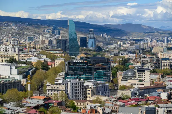 Gürcistan 'ın başkenti Tiflis' in şehir manzaralı panoramik manzarası