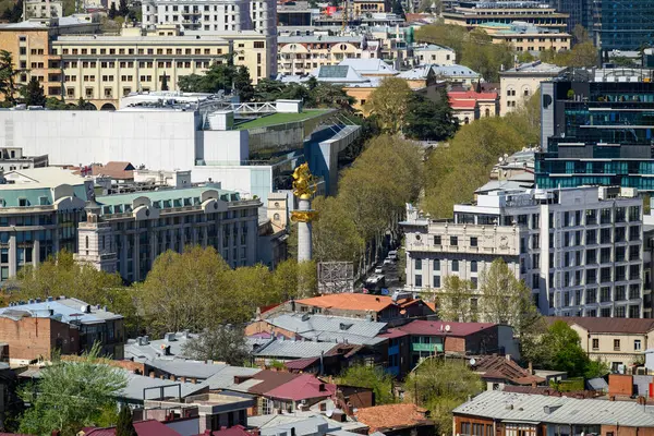 Gürcistan 'ın başkenti Tiflis' in şehir manzaralı panoramik manzarası