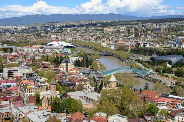 Gürcistan 'ın başkenti Tiflis' in şehir manzaralı panoramik manzarası