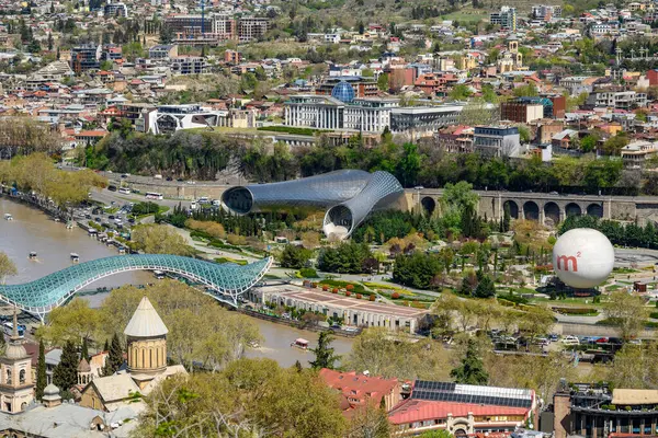 Gürcistan 'ın başkenti Tiflis' in şehir manzaralı panoramik manzarası