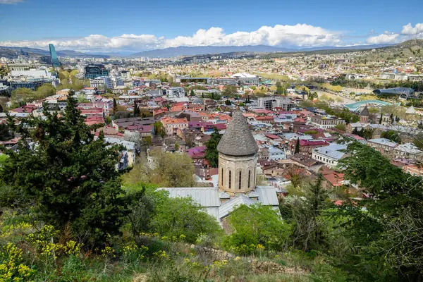 Gürcistan 'ın başkenti Tiflis' in şehir manzaralı panoramik manzarası