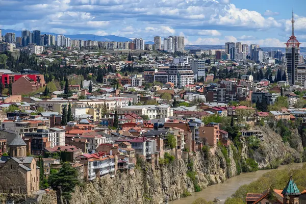 Gürcistan 'ın başkenti Tiflis' in şehir manzaralı panoramik manzarası