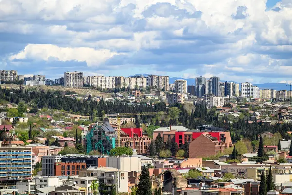 Gürcistan 'ın başkenti Tiflis' in şehir manzaralı panoramik manzarası