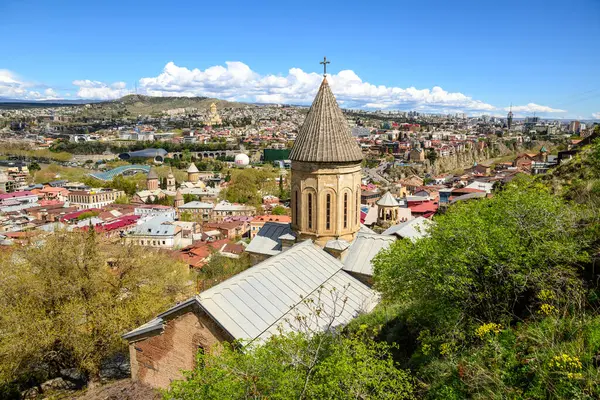 Gürcistan 'ın başkenti Tiflis' in şehir manzaralı panoramik manzarası