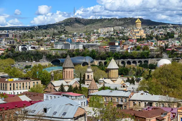 Gürcistan 'ın başkenti Tiflis' in şehir manzaralı panoramik manzarası