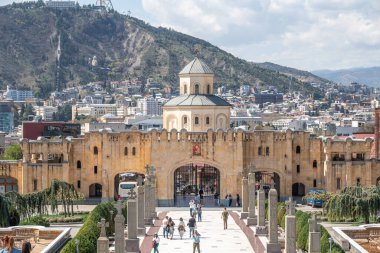 1 Nisan 2025 'te Gürcistan' ın başkenti Tiflis 'teki Gürcistan Ortodoks Kilisesi' nin ana katedrali olan Kutsal Tiflis Katedrali (Sameba)