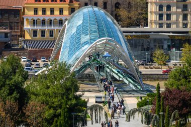 Gürcistan 'ın başkenti Tiflis' teki Kura Mtkvari nehri üzerinde 4 Nisan 2025 'te barış köprüsü, çelik ve cam inşa edilen yaya köprüsü.