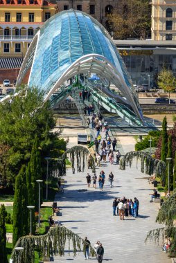 Gürcistan 'ın başkenti Tiflis' teki Kura Mtkvari nehri üzerinde 4 Nisan 2025 'te barış köprüsü, çelik ve cam inşa edilen yaya köprüsü.