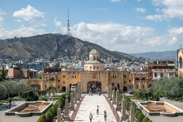 1 Nisan 2025 'te Gürcistan' ın başkenti Tiflis 'teki Gürcistan Ortodoks Kilisesi' nin ana katedrali olan Kutsal Tiflis Katedrali (Sameba)