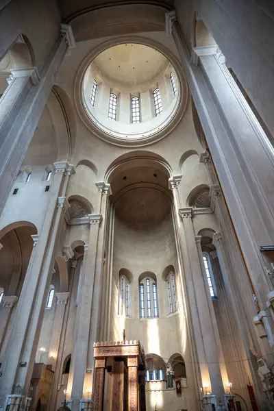 1 Nisan 2025 'te Gürcistan' ın başkenti Tiflis 'teki Gürcistan Ortodoks Kilisesi' nin ana katedrali olan Kutsal Tiflis Katedrali (Sameba)