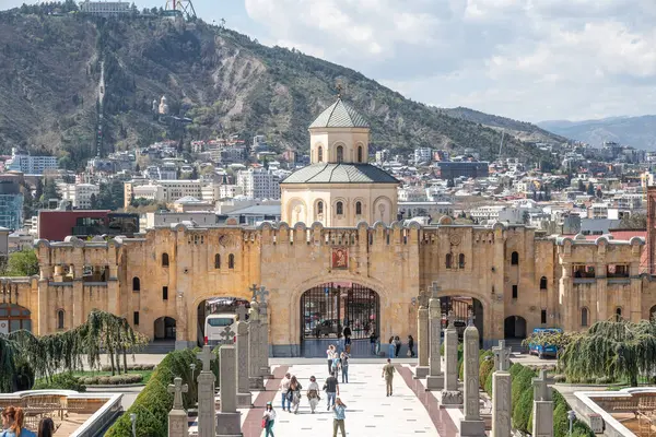 1 Nisan 2025 'te Gürcistan' ın başkenti Tiflis 'teki Gürcistan Ortodoks Kilisesi' nin ana katedrali olan Kutsal Tiflis Katedrali (Sameba)