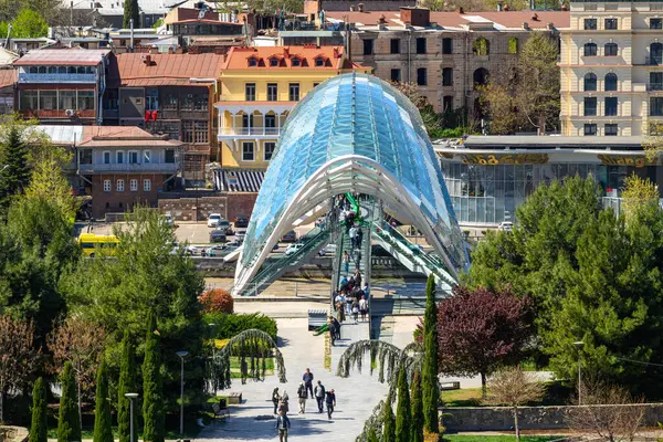 Gürcistan 'ın başkenti Tiflis' teki Kura Mtkvari nehri üzerinde 4 Nisan 2025 'te barış köprüsü, çelik ve cam inşa edilen yaya köprüsü.