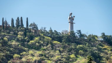 Gürcistan 'ın başkenti Tiflis' teki Sololaki Tepesi 'ndeki Gürcistan Anıtı Kartlis Deda, 1 Nisan 2025