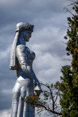 Gürcistan 'ın başkenti Tiflis' teki Sololaki Tepesi 'ndeki Gürcistan Anıtı Kartlis Deda, 4 Nisan 2025