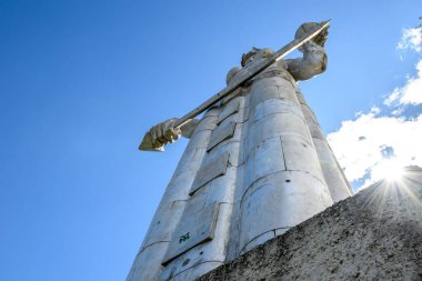 Gürcistan 'ın başkenti Tiflis' teki Sololaki Tepesi 'ndeki Gürcistan Anıtı Kartlis Deda, 4 Nisan 2025