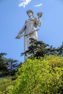 Gürcistan 'ın başkenti Tiflis' teki Sololaki Tepesi 'ndeki Gürcistan Anıtı Kartlis Deda, 4 Nisan 2025