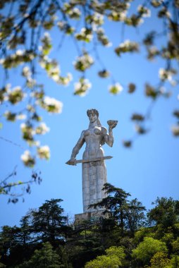 Gürcistan 'ın başkenti Tiflis' teki Sololaki Tepesi 'ndeki Gürcistan Anıtı Kartlis Deda, 4 Nisan 2025
