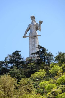 Gürcistan 'ın başkenti Tiflis' teki Sololaki Tepesi 'ndeki Gürcistan Anıtı Kartlis Deda, 4 Nisan 2025