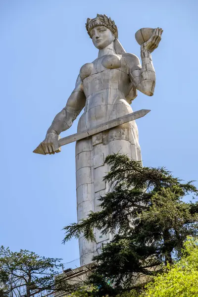 Gürcistan 'ın başkenti Tiflis' teki Sololaki Tepesi 'ndeki Gürcistan Anıtı Kartlis Deda, 4 Nisan 2025