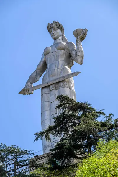 Gürcistan 'ın başkenti Tiflis' teki Sololaki Tepesi 'ndeki Gürcistan Anıtı Kartlis Deda, 4 Nisan 2025