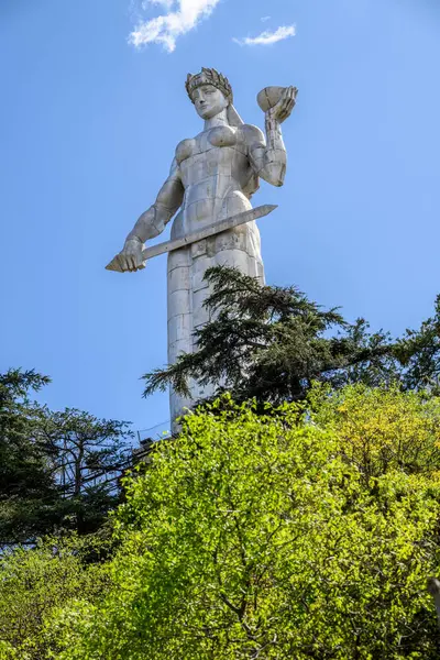 Gürcistan 'ın başkenti Tiflis' teki Sololaki Tepesi 'ndeki Gürcistan Anıtı Kartlis Deda, 4 Nisan 2025