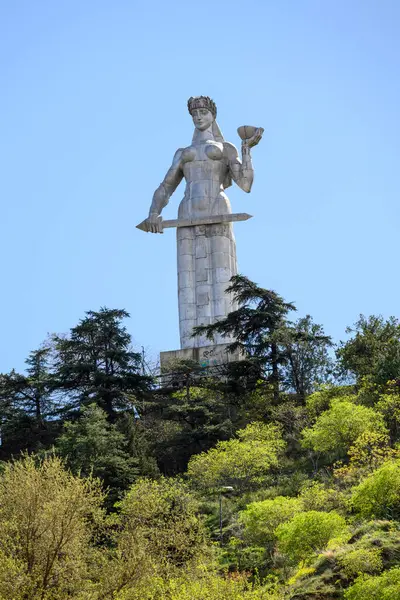 Gürcistan 'ın başkenti Tiflis' teki Sololaki Tepesi 'ndeki Gürcistan Anıtı Kartlis Deda, 4 Nisan 2025