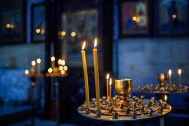 4 Nisan 2025 'te Gürcistan' ın başkenti Tiflis 'in tarihi Eski Kenti' nde bulunan Gürcü Ortodoks katedrali, Dormition 'un Sioni Katedrali' nin içinde.