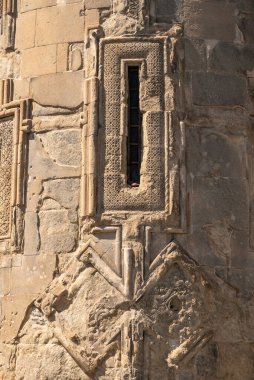 Gürcistan 'ın başkenti Tiflis' teki Mtkvari nehrinin yukarısındaki bir uçurumda Tanrı 'nın Doğumu Metekhi Kilisesi' nin cephesi.