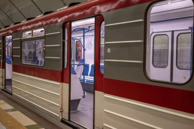 4 Nisan 2025 'te Gürcistan' ın başkenti Tiflis 'teki Tiflis Taşımacılık Şirketi tarafından işletilen Tiflis Metro hızlı ulaşım sistemi