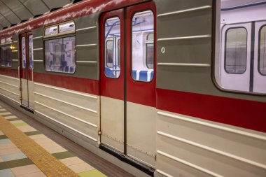 4 Nisan 2025 'te Gürcistan' ın başkenti Tiflis 'teki Tiflis Taşımacılık Şirketi tarafından işletilen Tiflis Metro hızlı ulaşım sistemi