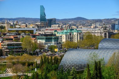 1 Nisan 2025 'te Gürcistan' ın başkenti Tiflis 'in şehir manzarası