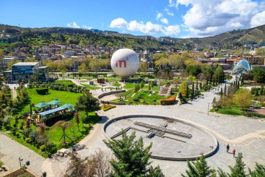 1 Nisan 2025 'te Gürcistan' ın başkenti Tiflis 'in şehir manzarası