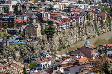 1 Nisan 2025 'te Gürcistan' ın başkenti Tiflis 'in şehir manzarası