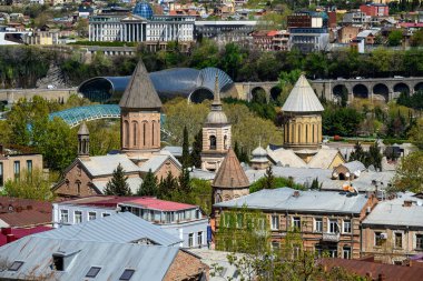 1 Nisan 2025 'te Gürcistan' ın başkenti Tiflis 'in şehir manzarası