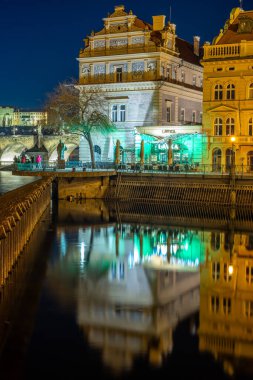 19 Şubat 2025 'te Çek Cumhuriyeti' nin başkenti Prag 'ın Vltava Nehri ve şehir manzarasının akşam manzarası