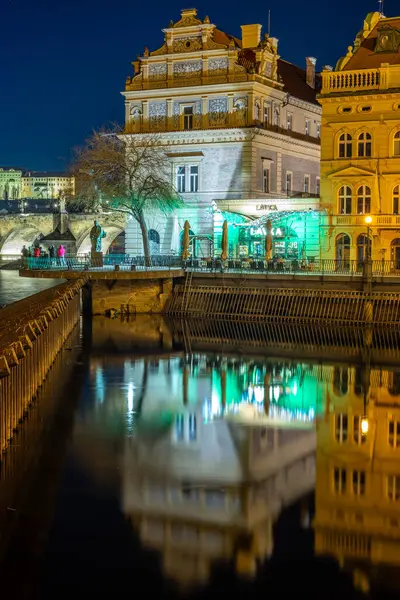 19 Şubat 2025 'te Çek Cumhuriyeti' nin başkenti Prag 'ın Vltava Nehri ve şehir manzarasının akşam manzarası